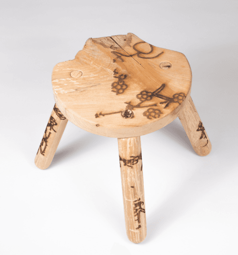 Aulne noir - tabouret 3 pieds Cassandre Tornay